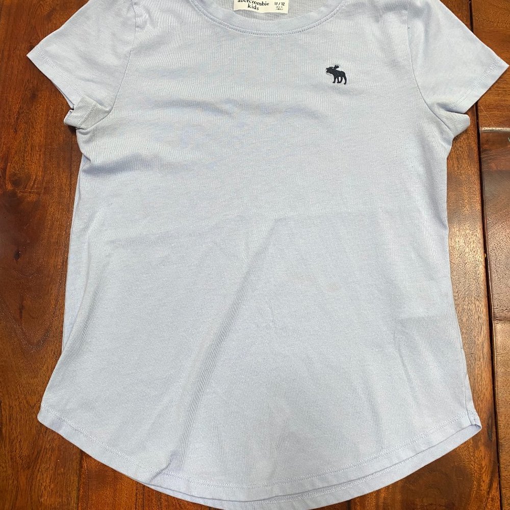 Abercrombie Kids (Girls) Curved Hem Icon Short Sleeved Tee